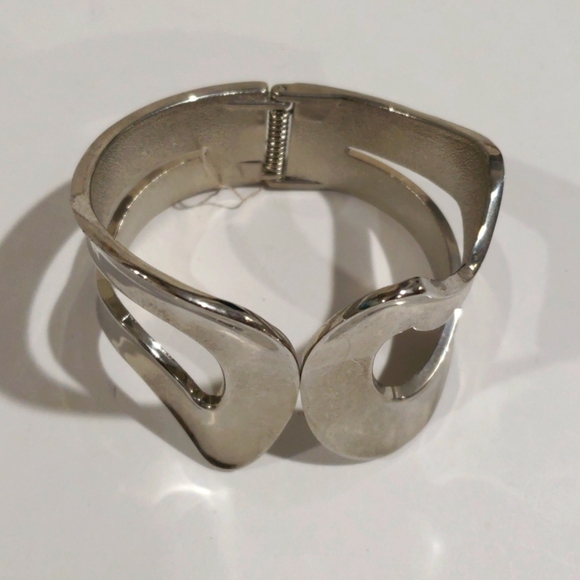 Elegant Trendy Silver-tone Cuff Bracelet - Women's Fashion Jewelry - Picture 4 of 7